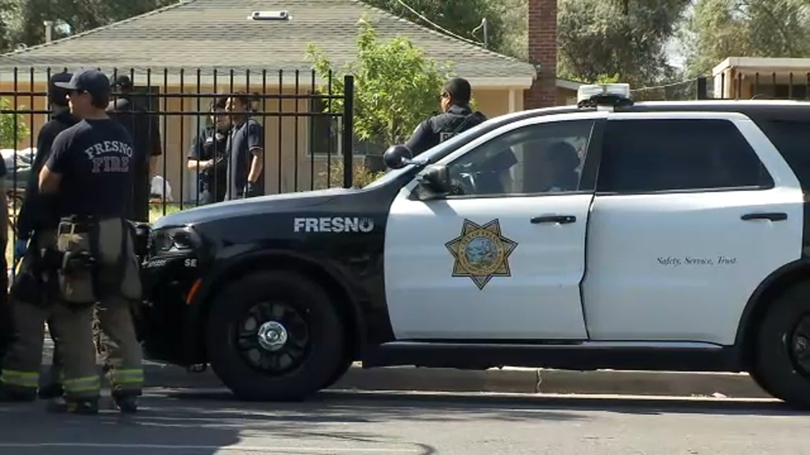 Man's body found hanging on fence in central Fresno, police say