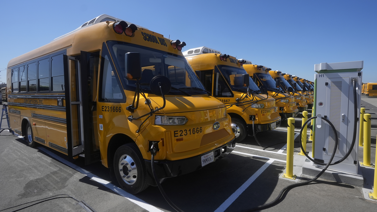 California expands its electric school bus fleet as federal freeze paused efforts elsewhere