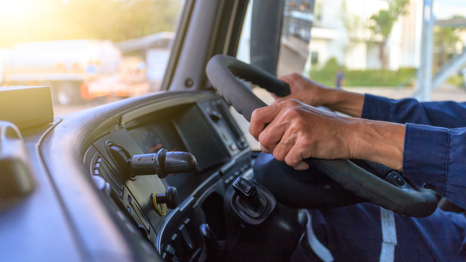 Trump signs executive order enforcing truck drivers must be proficient in English