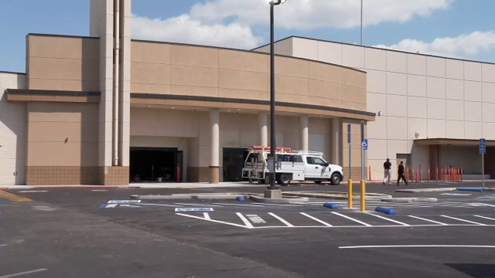 Central Fresno grocery store holds hiring event ahead of grand opening