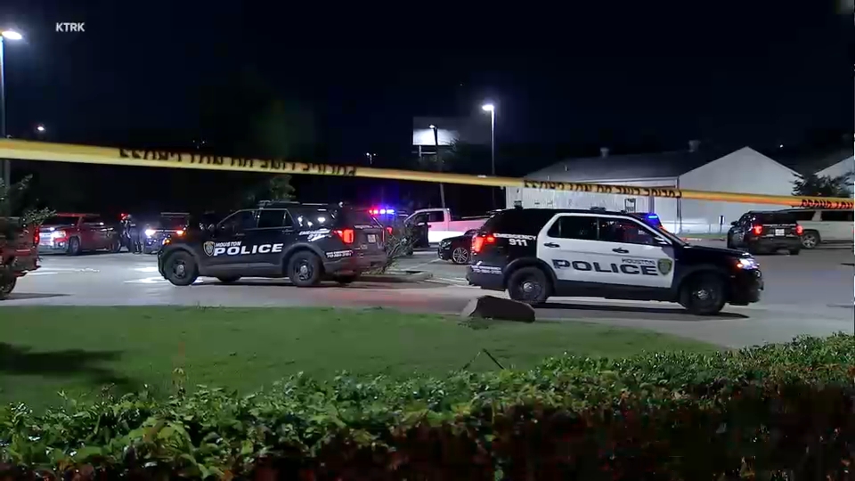 At least 1 dead, 13 others injured in mass shooting in Houston