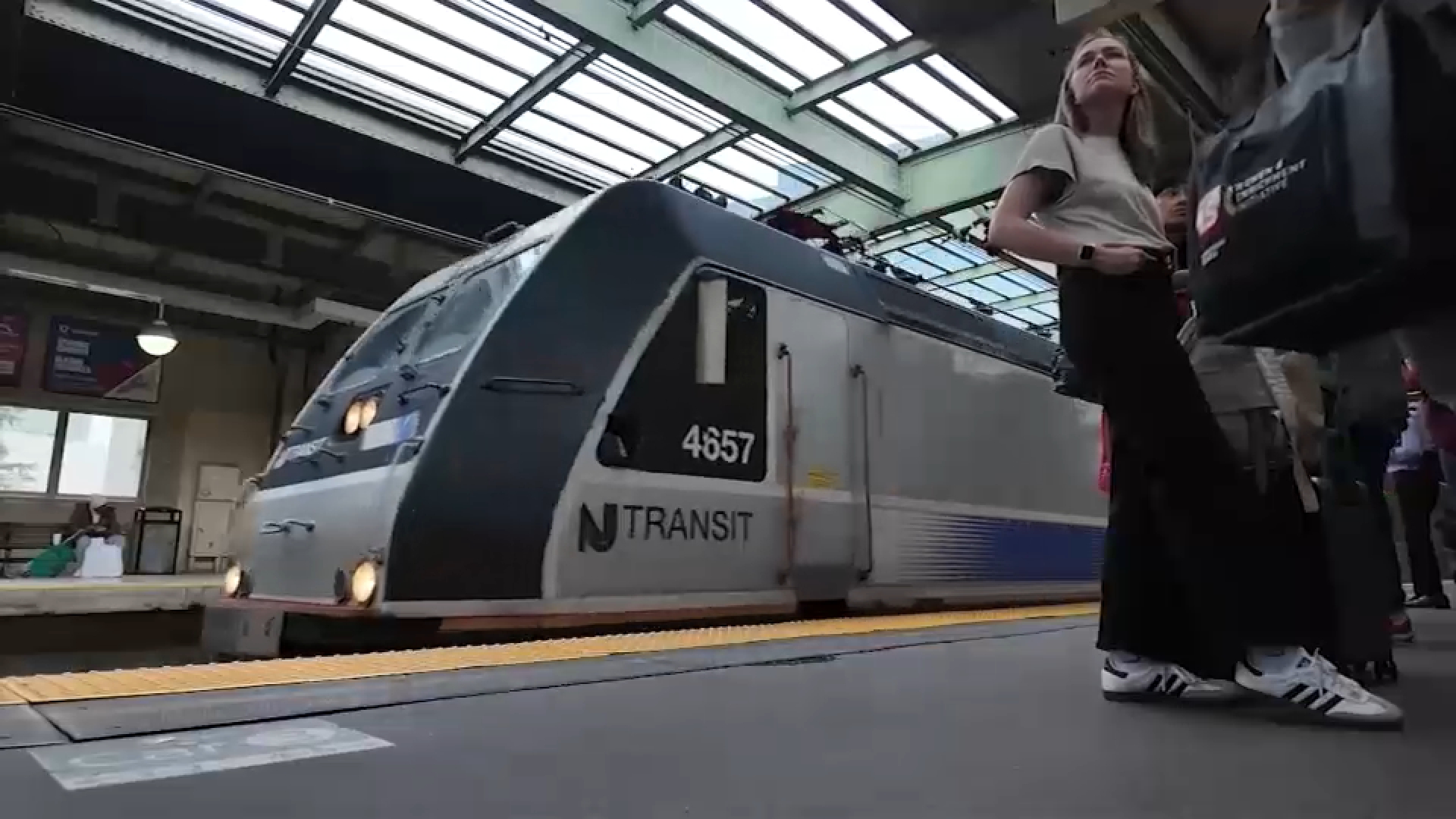 NJ Transit engineers say they will strike at midnight