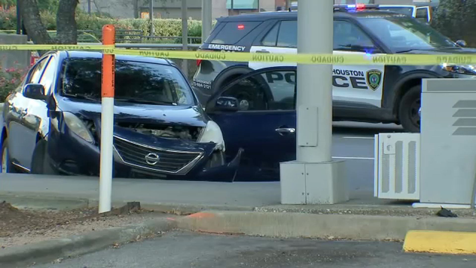 Houston officer opens fire on robbery suspect after being pinned by suspect's car, HPD says