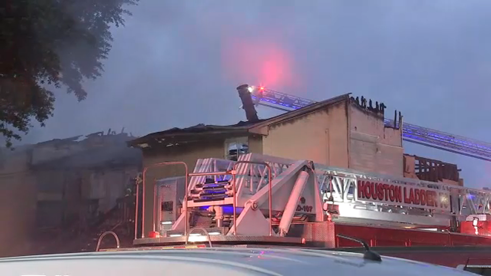 Apartment fire on Club Creek Drive in southwest Houston leaves 16 units ...