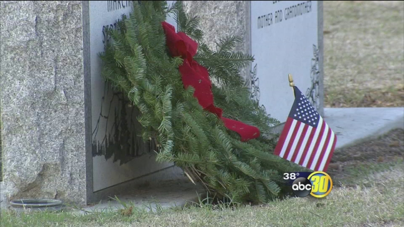 Volunteer lay wreaths for veterans buried at Clovis cemetery
