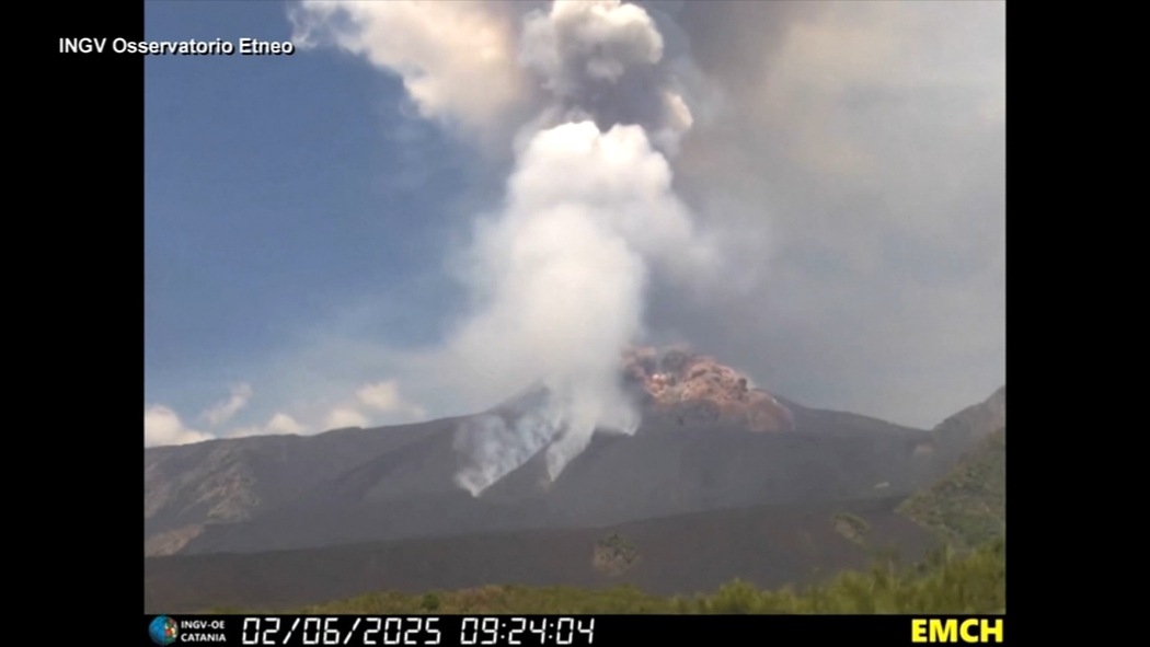 Mount Etna news: Volcanic activity in Sicily erupts in a fiery show of  smoke and ash miles high - 6abc Philadelphia