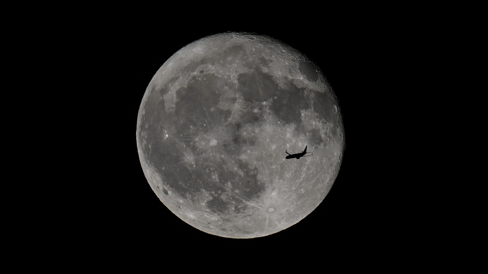 Look up to see June's full strawberry moon, the Milky Way and multiple planets
