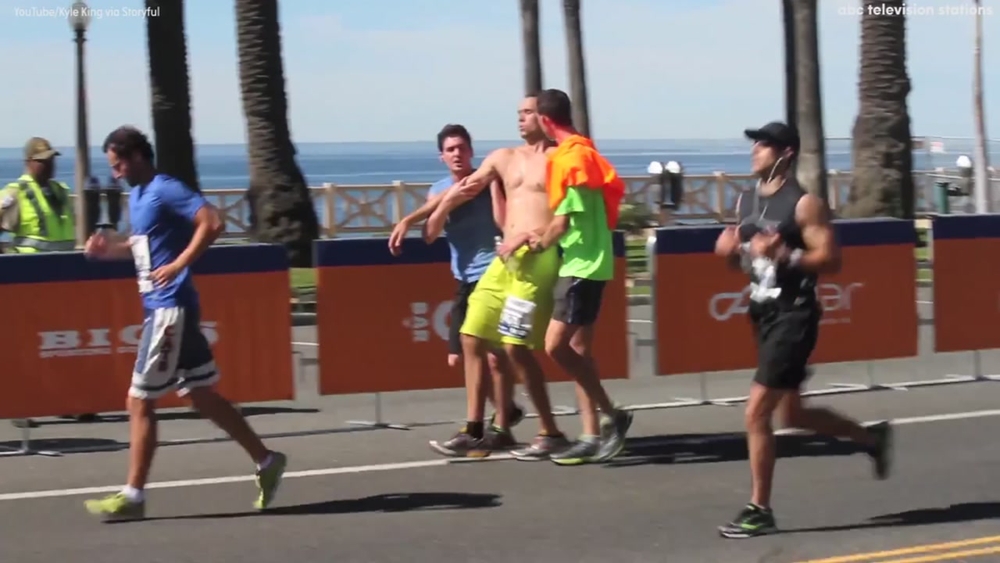 Dehydrated marathon runner gets help from Good Samaritans
