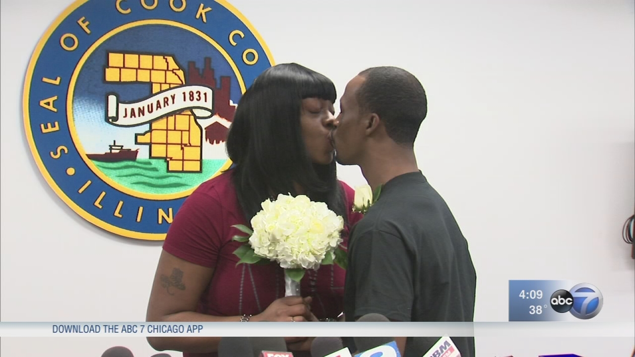 Chicago couple is Cook County's first to marry in 2017