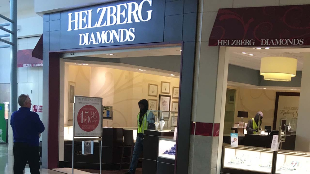 Good Samaritan hit with hammer during mall robbery