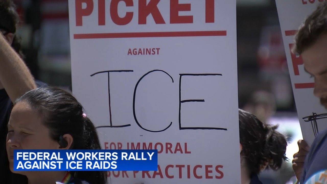 Chicago federal workers use lunch hour to protest ICE raids