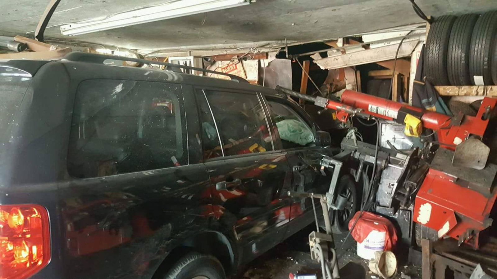 Caught on video Truck slams into Conroe tire shop ABC13 Houston