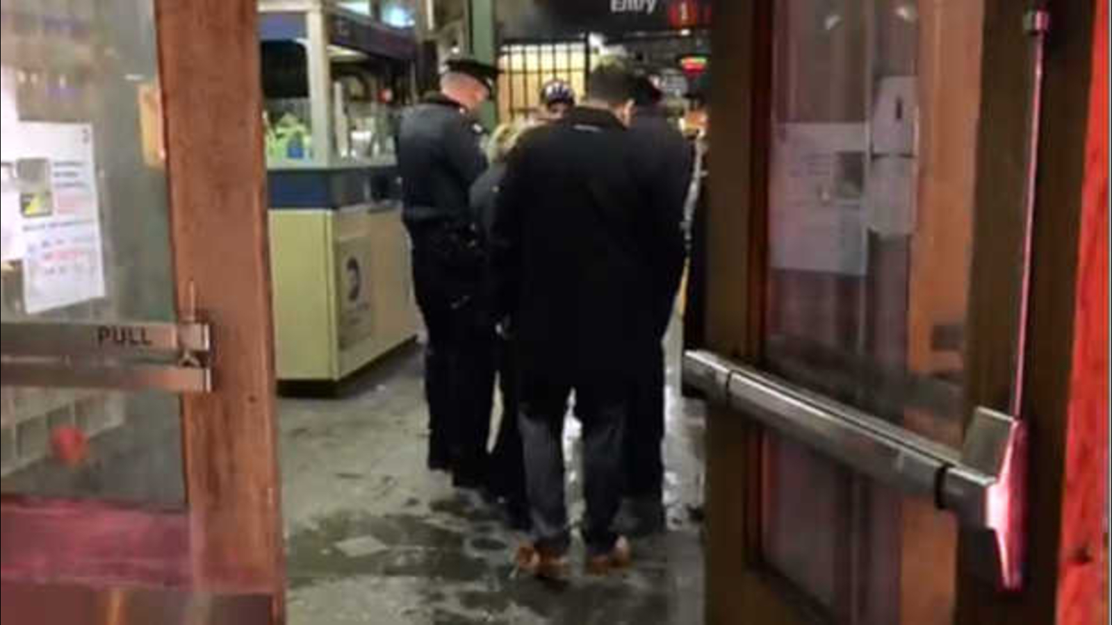Man slashed on Upper West Side subway following dispute - ABC7 New York