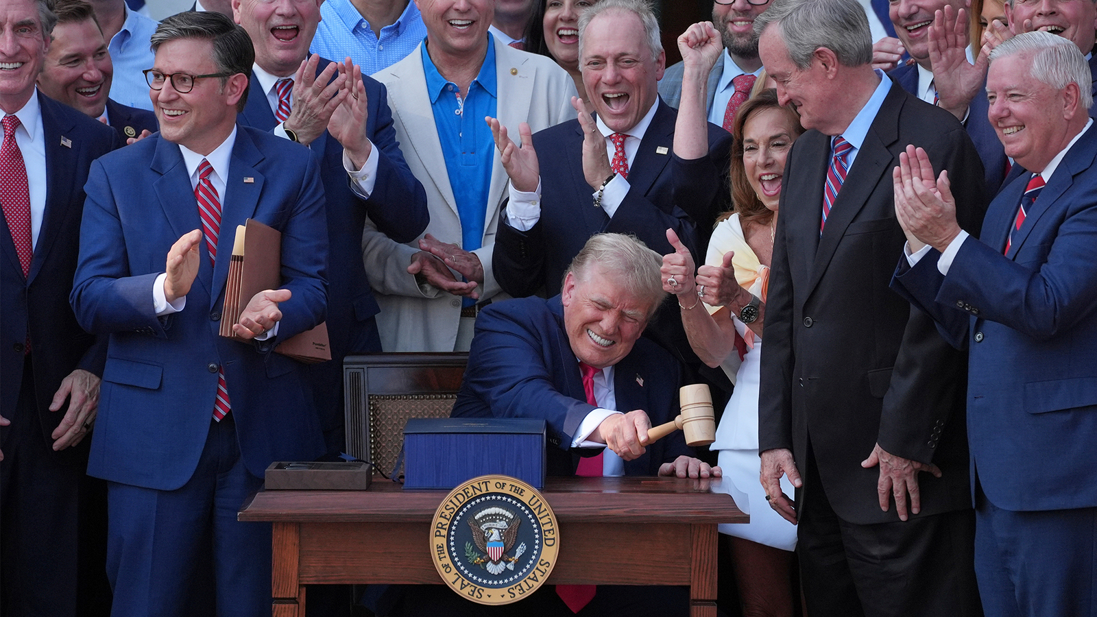 Trump promulga su ley de recortes fiscales y al gasto público en el ...