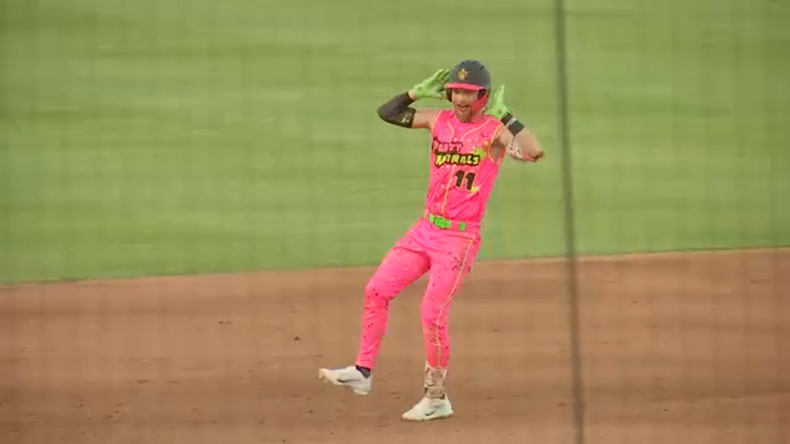 Good Sports: Former Diamond Dog now with Savannah Bananas