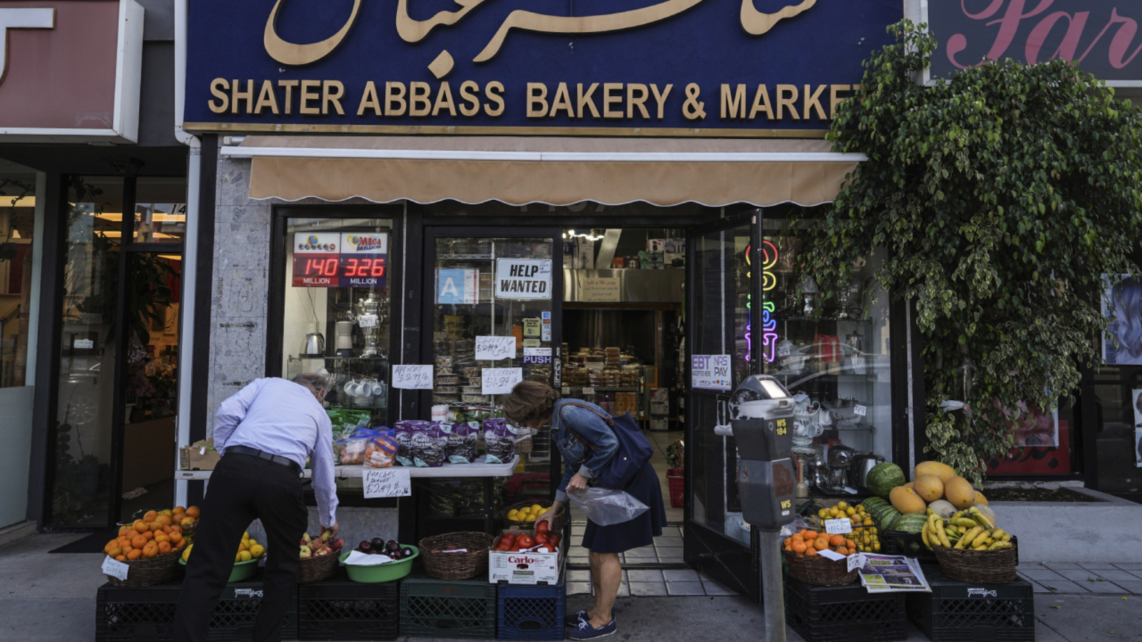 イスラエルとイランの戦争における壊れやすい停戦は、ロサンゼルスの巨大なペルシャコミュニティの調和をテストします