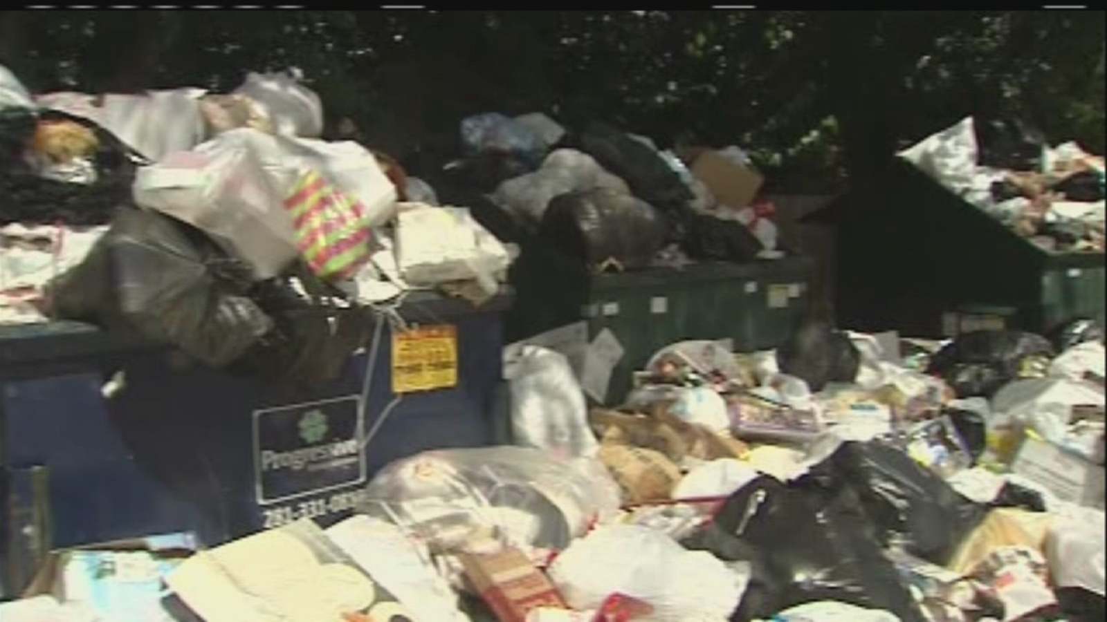 Apartment residents suffer smelly trash mess in southeast Houston