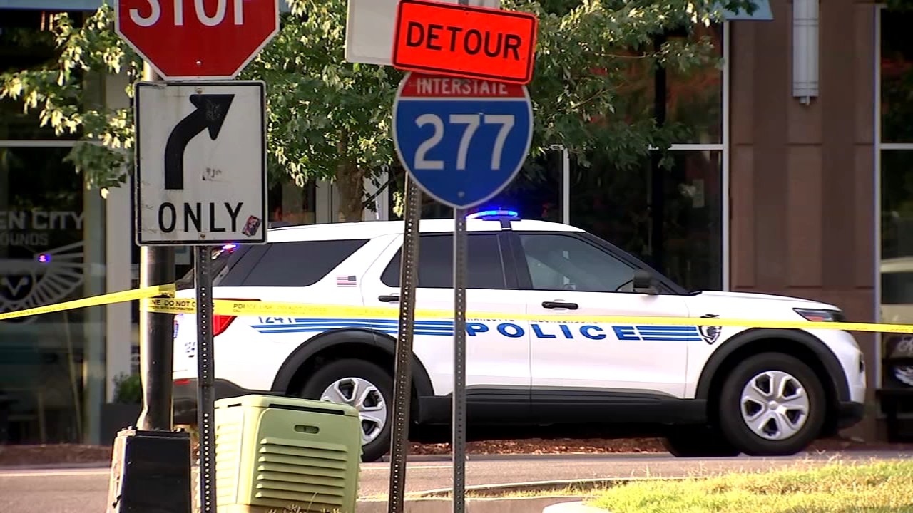 Charlotte police officer shot in the leg; suspect in custody