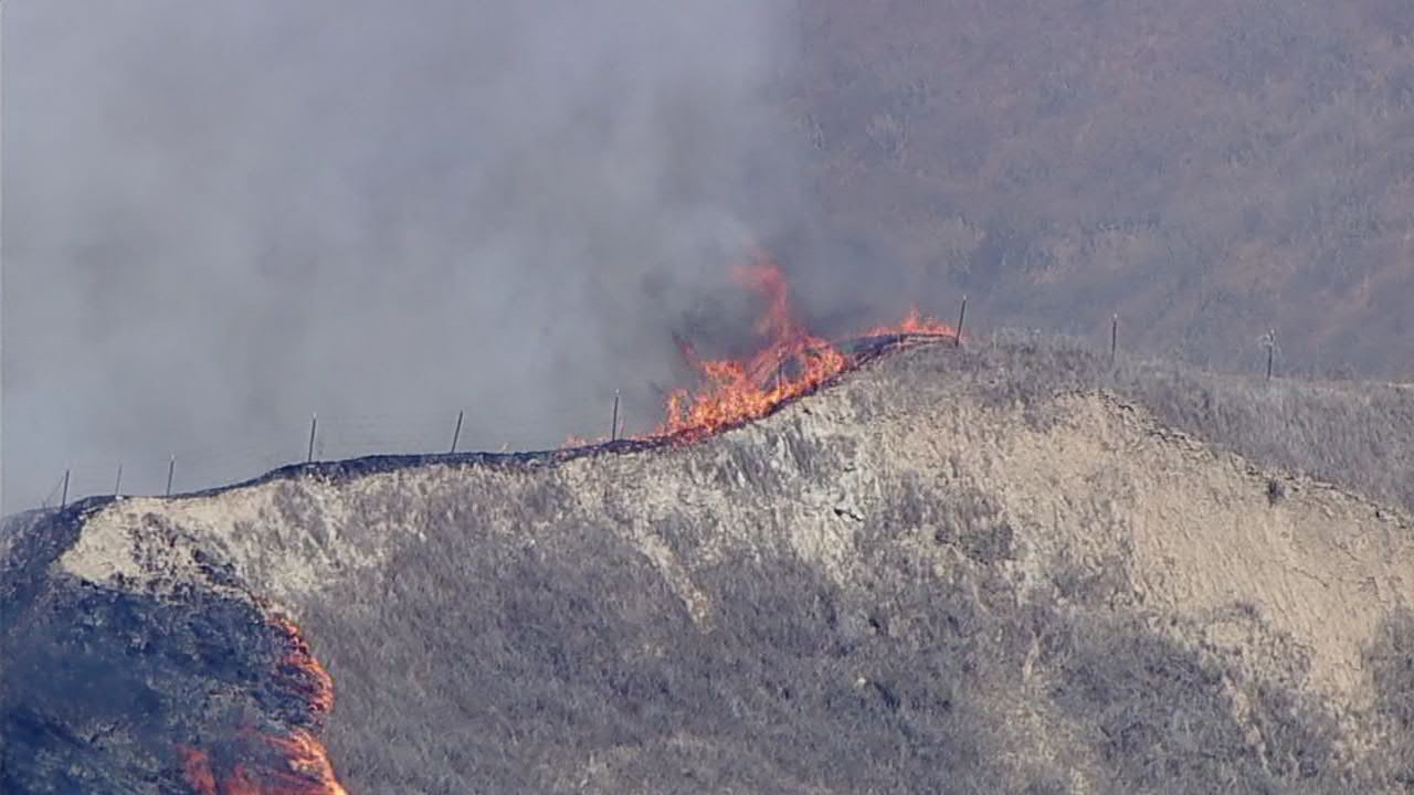 Crews battle fast-growing brush fire in Castaic