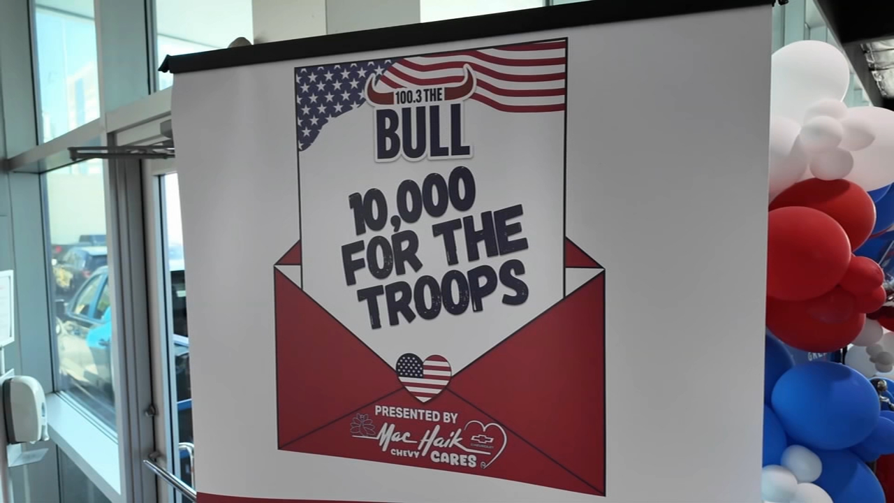 Football coach turned flight attendant gathers 500 cards for troops