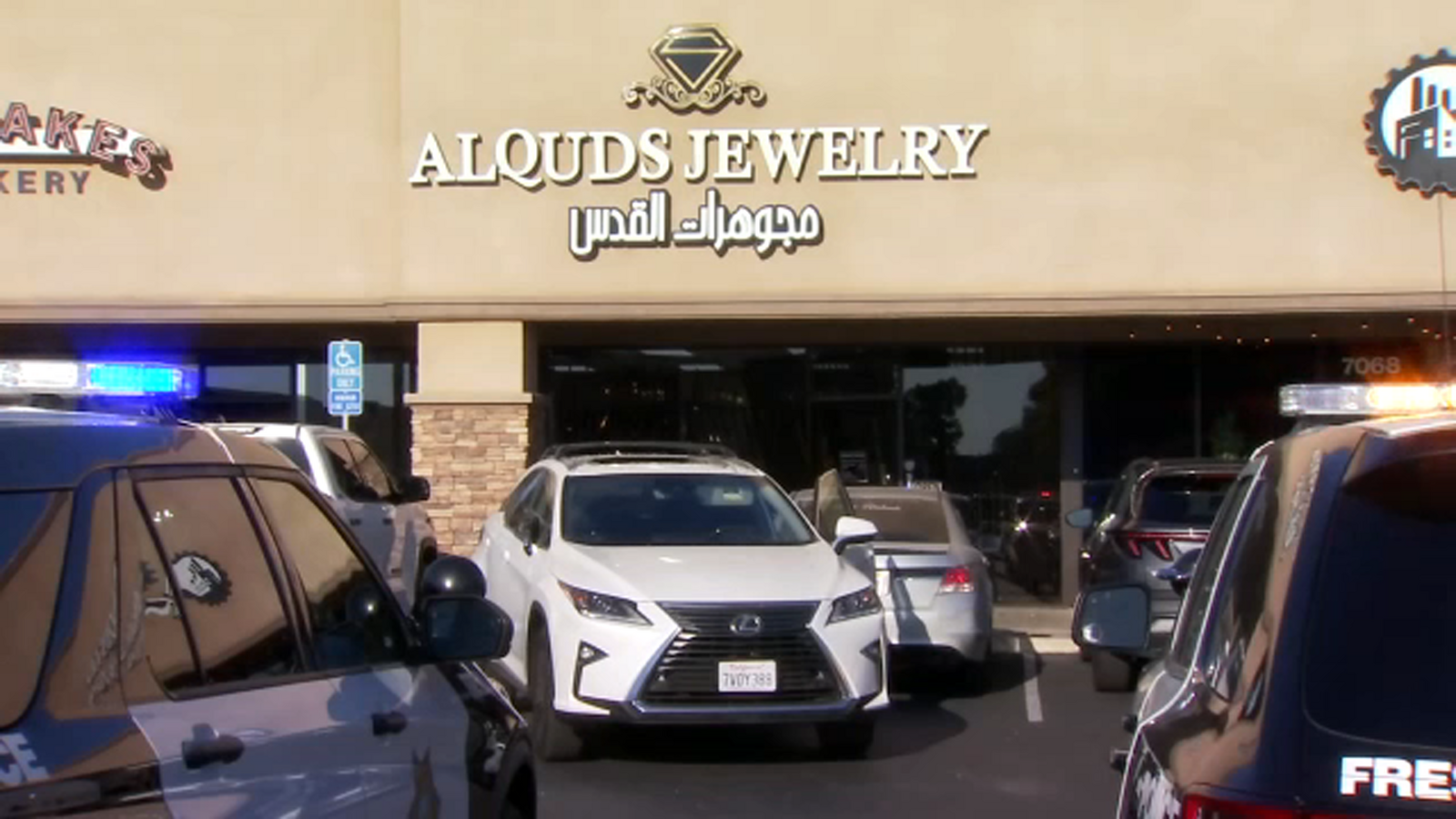 Suspects wanted in failed robbery of Fresno jewelry store