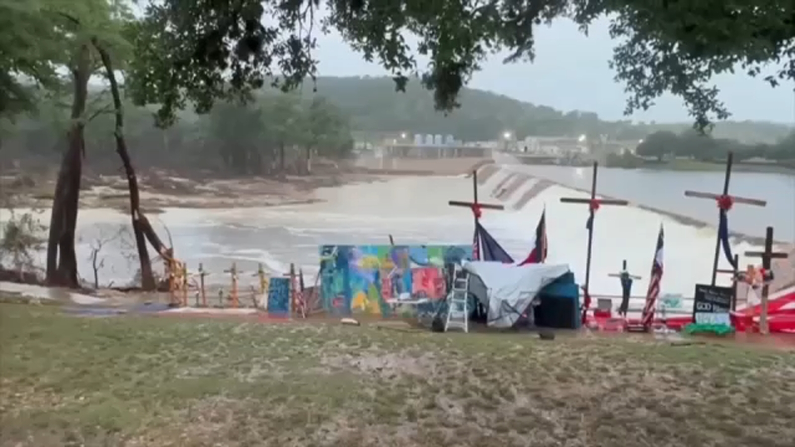 Search for Texas flood victims to resume after pause due to heavy rains
