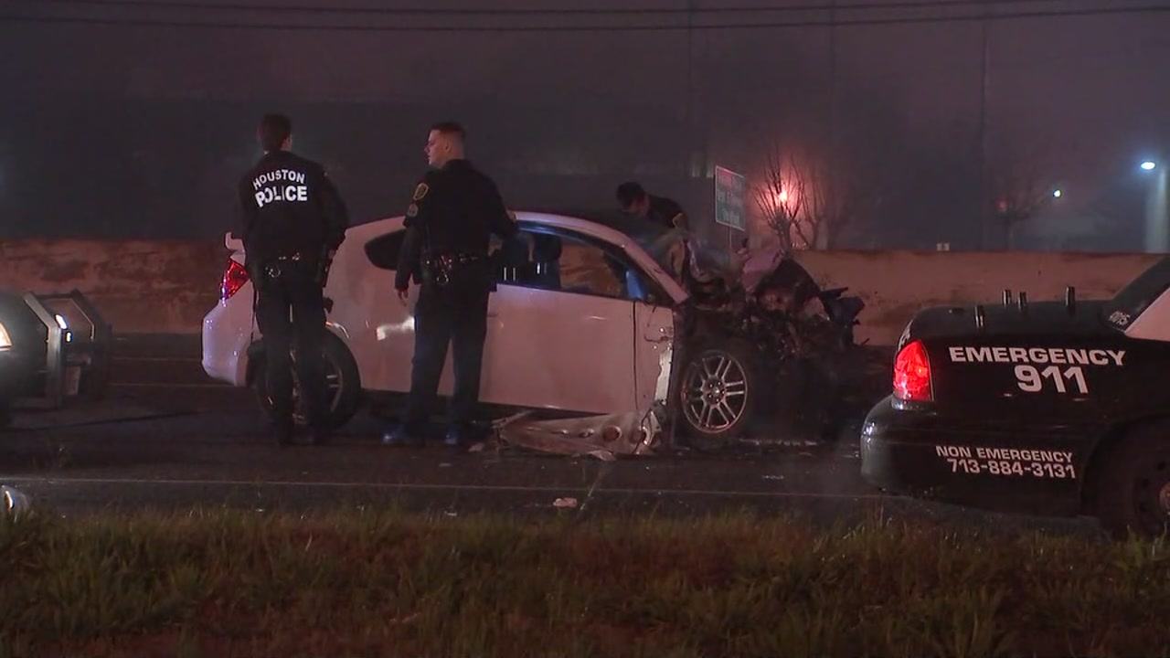 Driver dies after slamming into 18-wheeler on East Fwy - ABC13 Houston