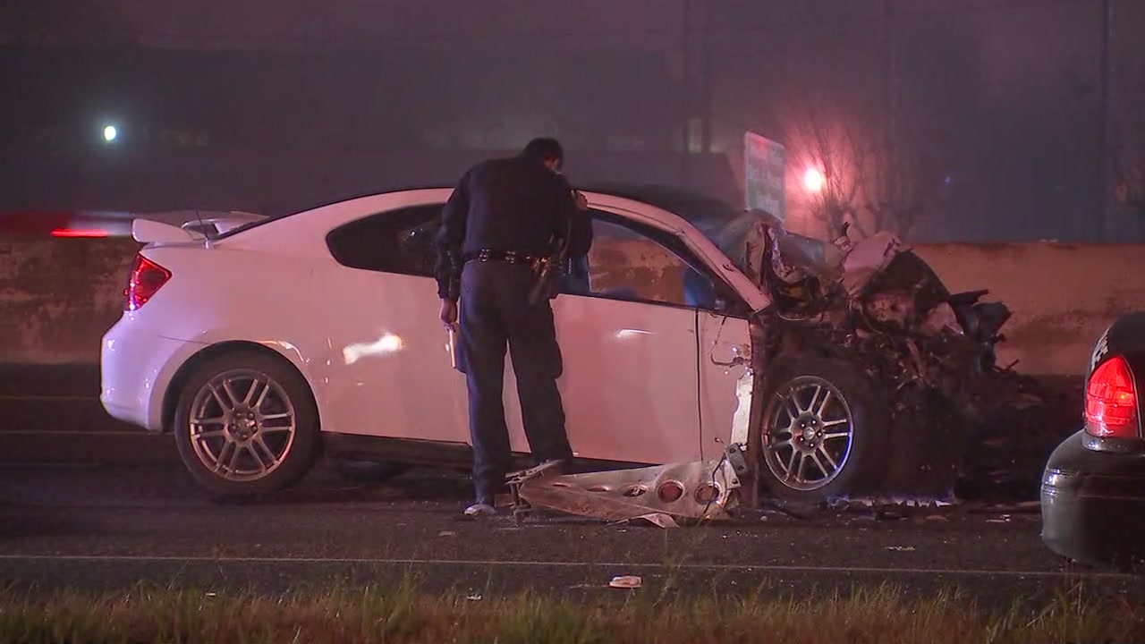 Driver dies after slamming into 18-wheeler on East Fwy - ABC13 Houston