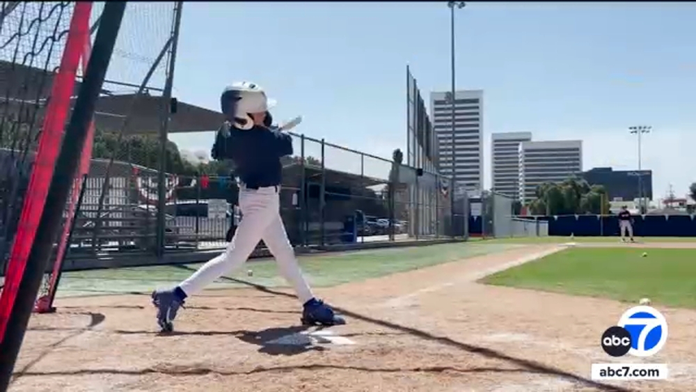 Former MLB pros play ball with young fire victims