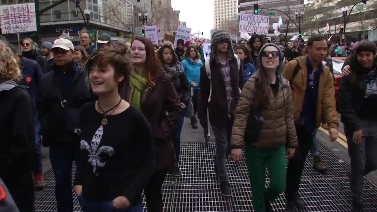 1,000 anti-Trump protesters march in Oakland on Inauguration Day
