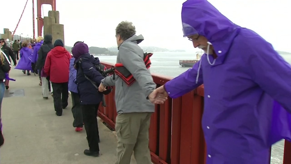 Thousands hold hands to protest President Trump on Golden Gate Bridge