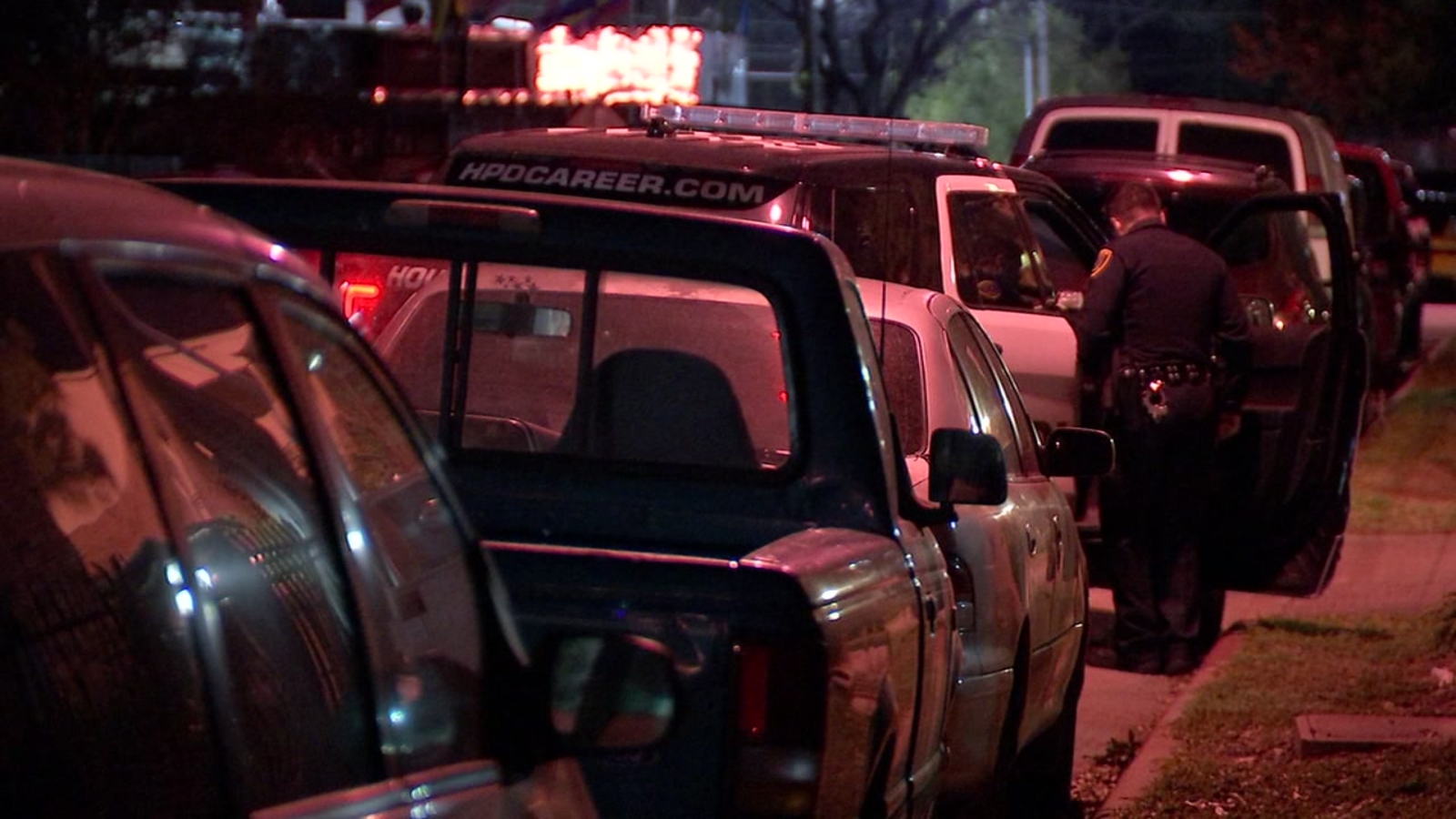 Officers Armed robber blasts bullet into victim's leg in west Houston