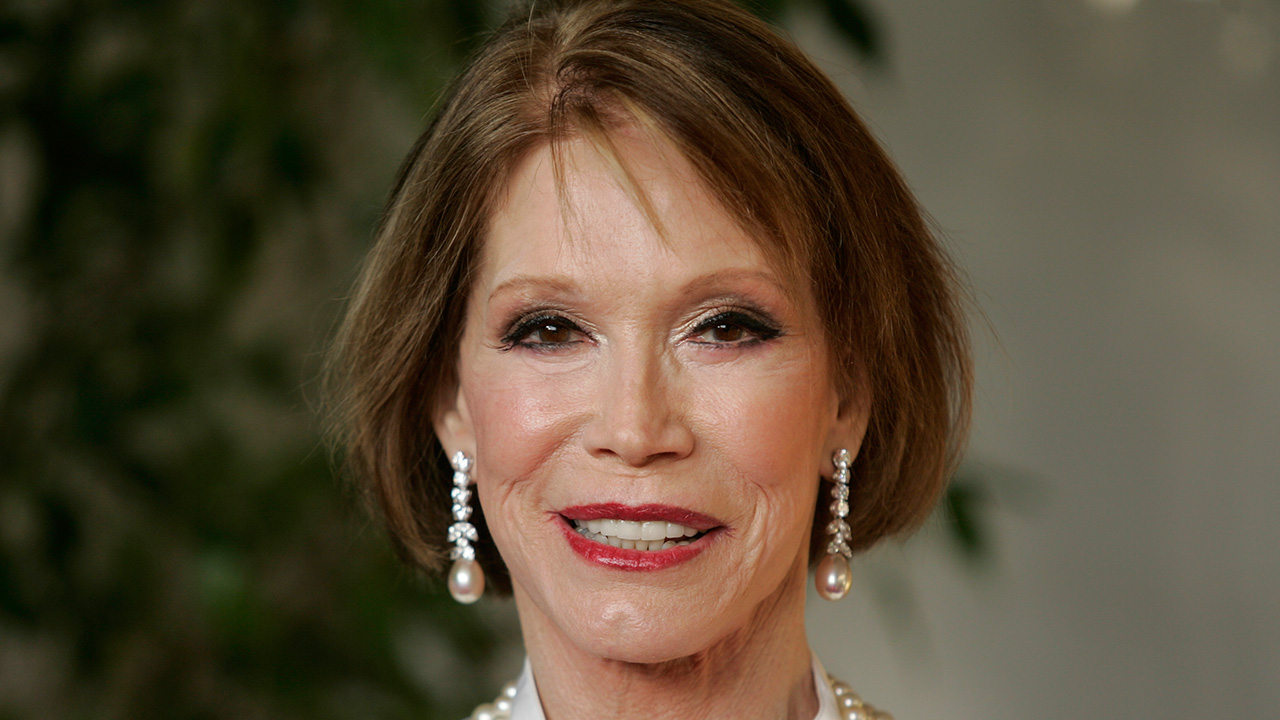 Hollywood icon Mary Tyler Moore dies at 80