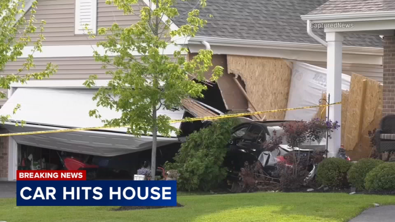 Car crashes into house in Mundelein, video shows