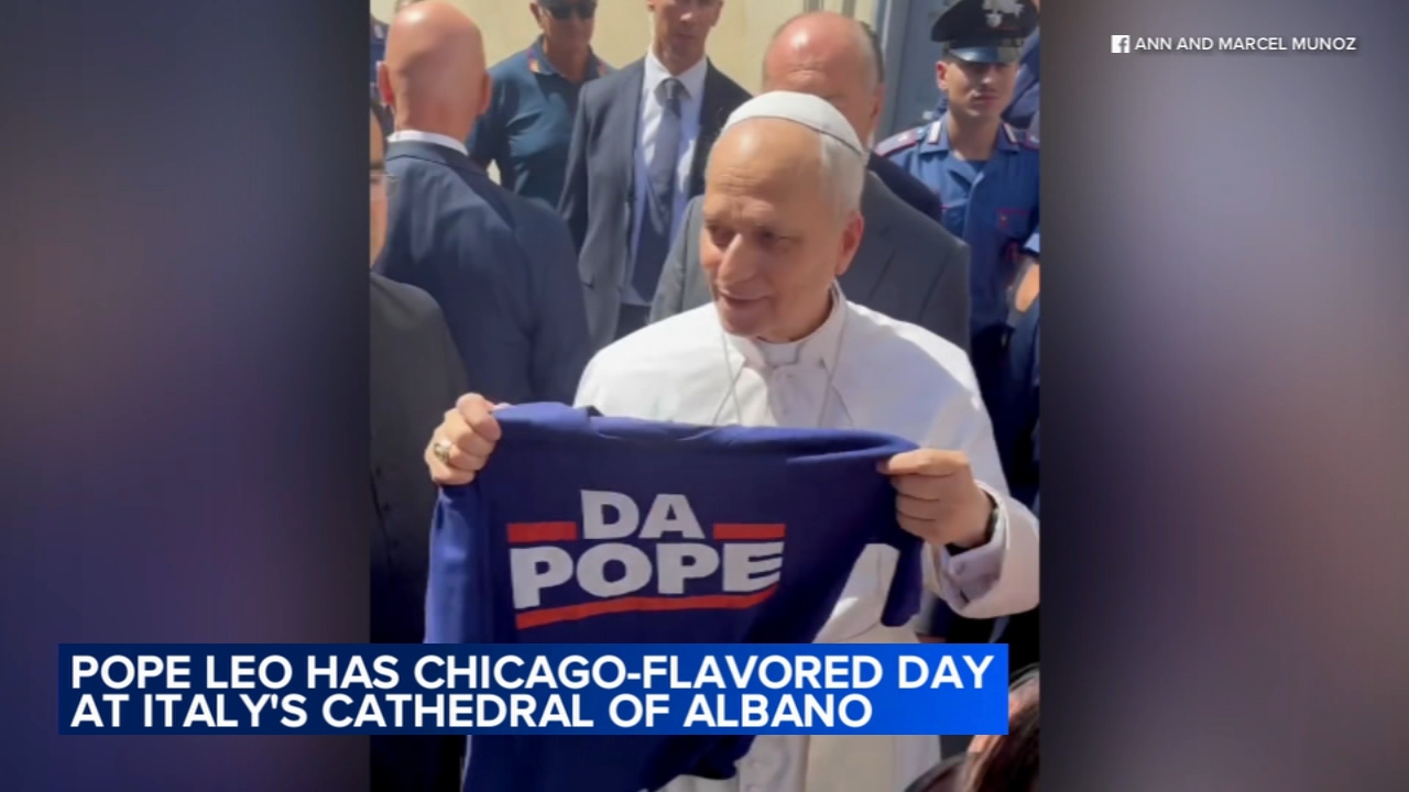 
Pope Leo presented with 'Da Pope' Bears t-shirt