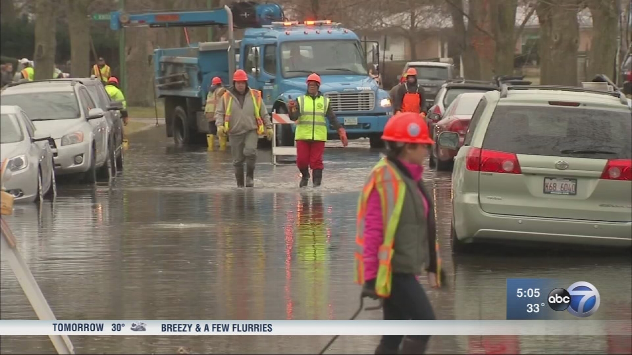 Water main break floods at least 3 blocks on Northwest Side