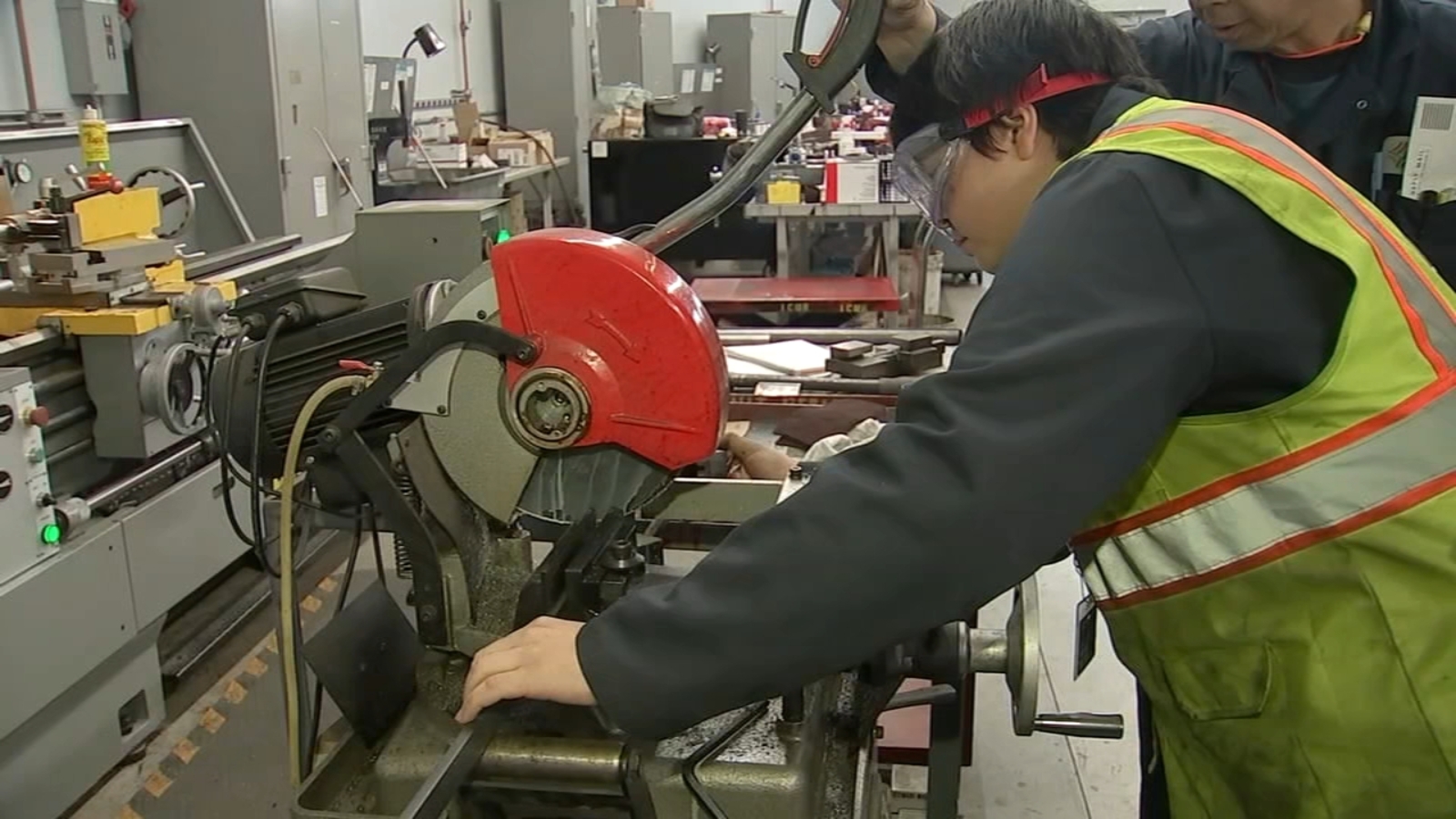 SF teens intern at Muni's bus maintenance yard hoping for future jobs: 'AI can't replicate this'