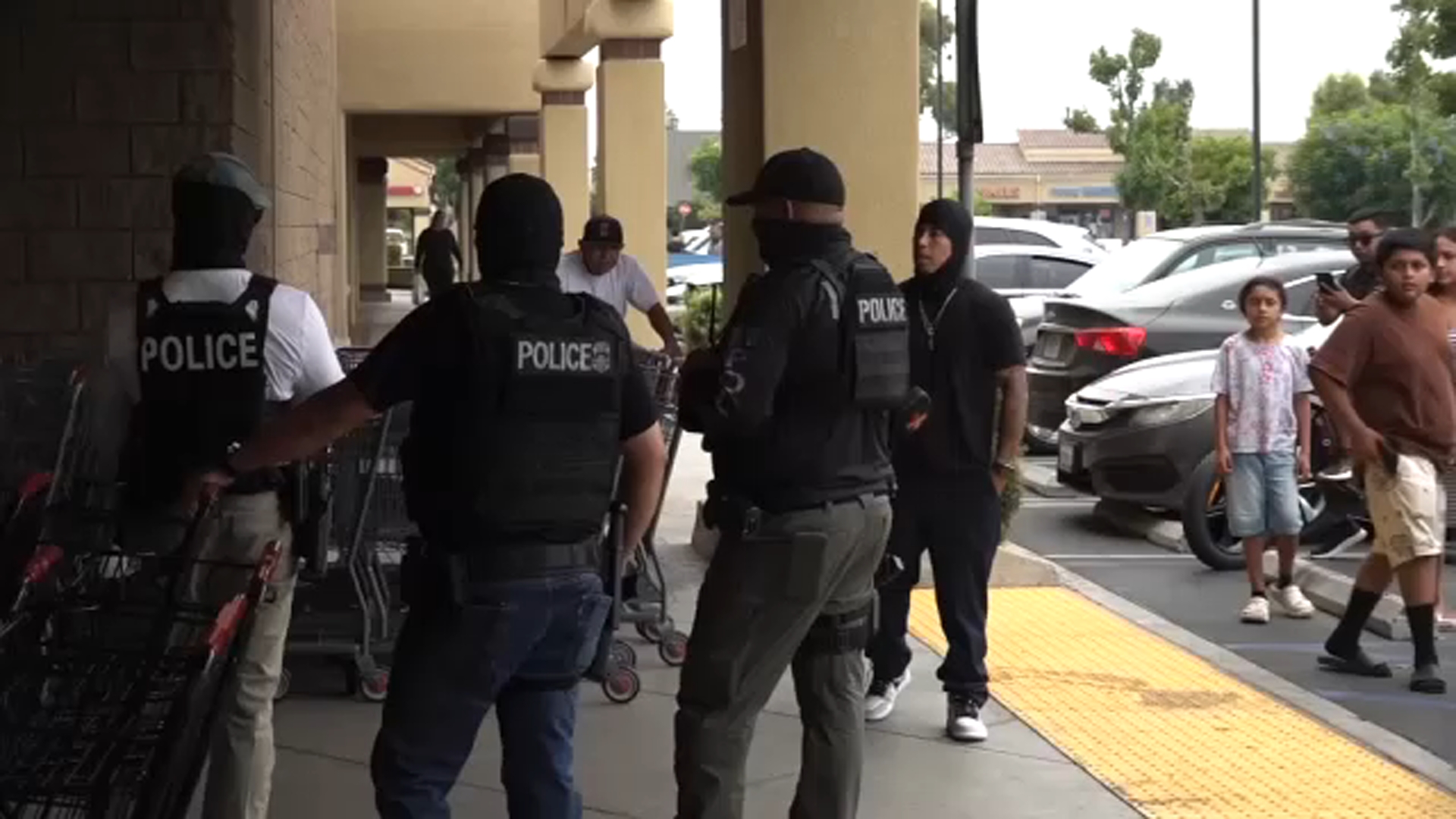 Shoppers confront federal agents at Ontario supermarket, video shows