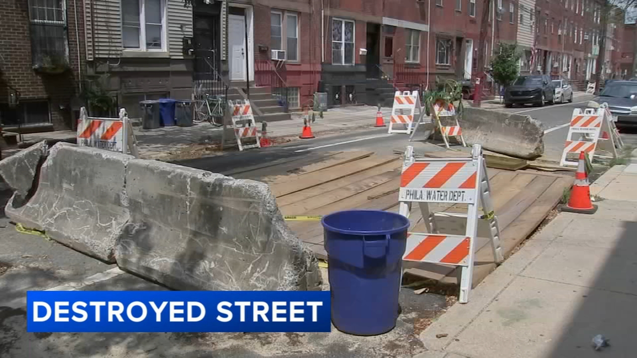 Sinkhole ‪ Sinkhole swallows up car in downtown St. Louis; no injuries