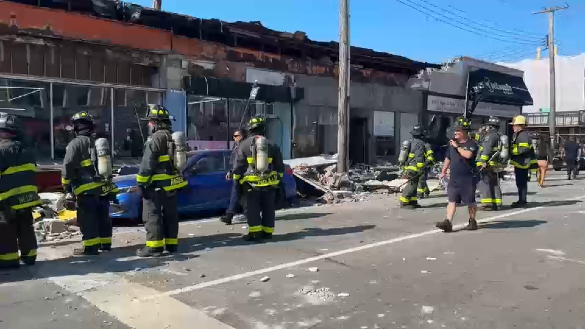 3 injured in facade wall collapse at furniture store along Jericho Turnpike in Queens