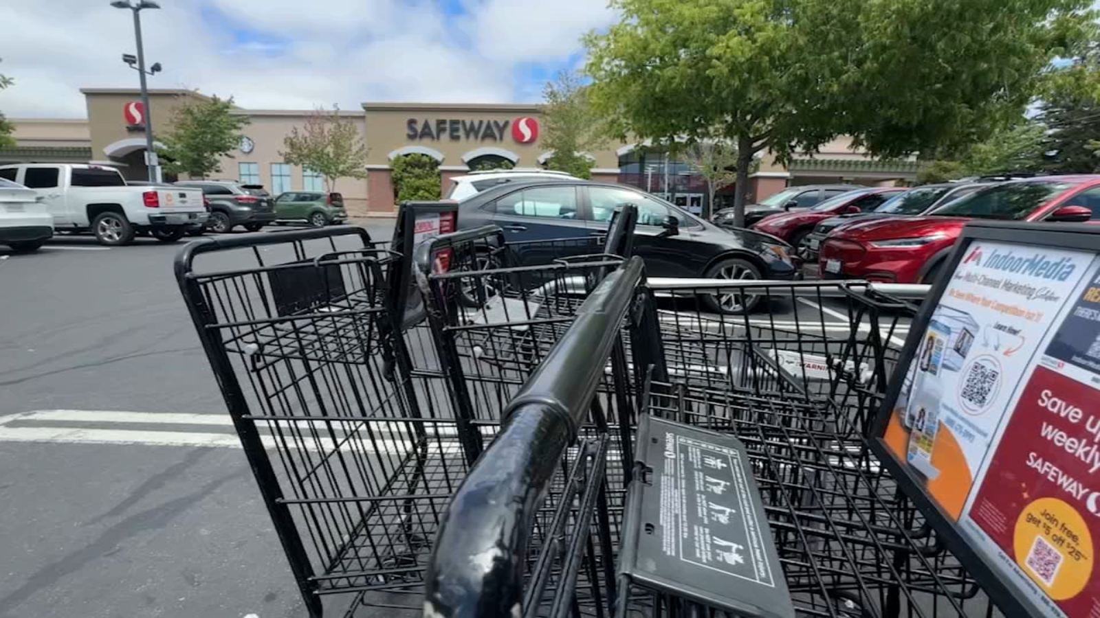 25,000 CA Safeway workers could strike at midnight; no contract agreement yet