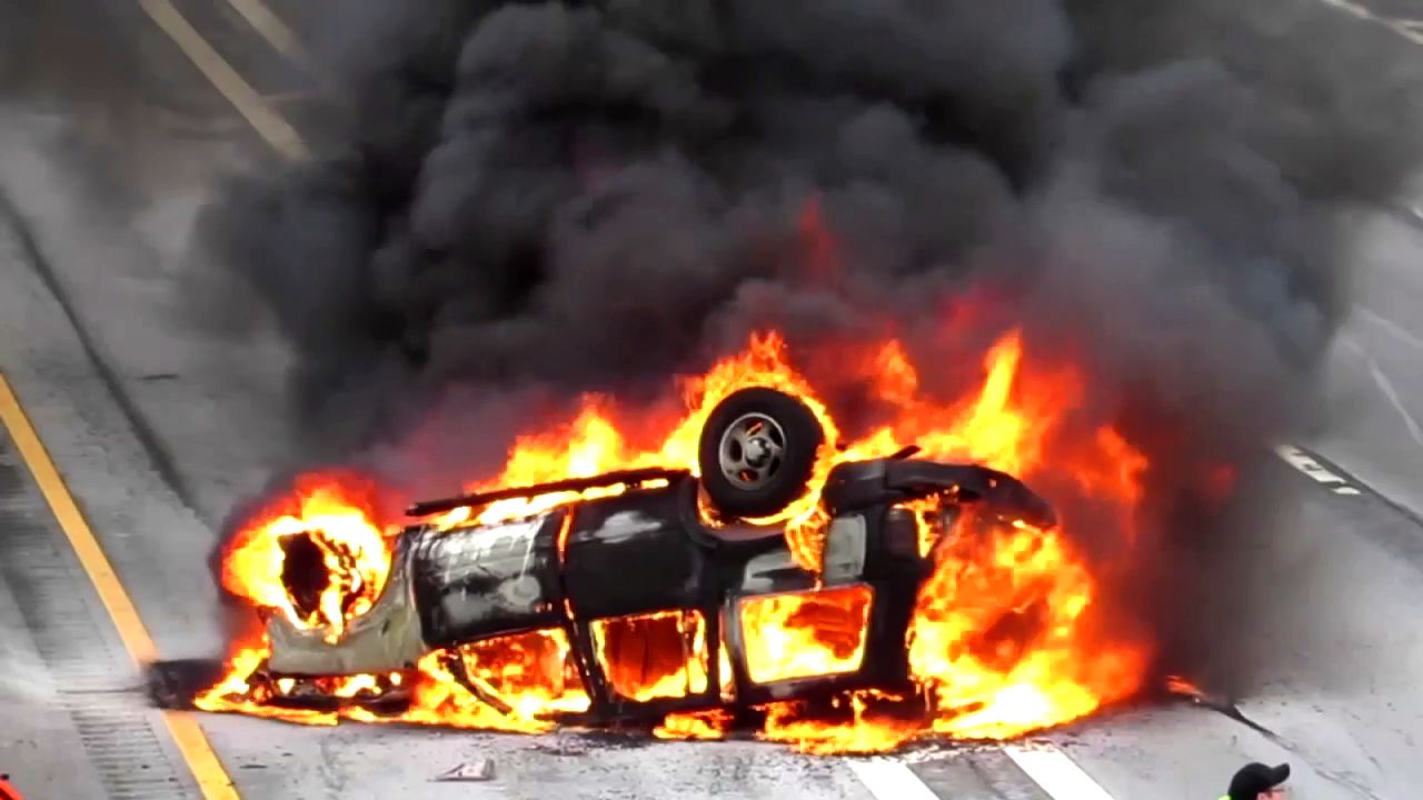 Officer, firefighter rescue woman after feiry crash on LIE