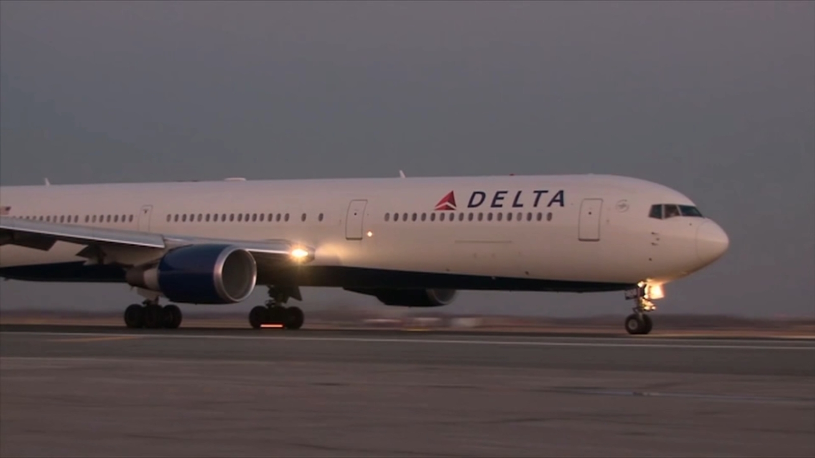 Federal agents 'stormed the cockpit,' removed Delta co-pilot from flight at SFO, passengers say