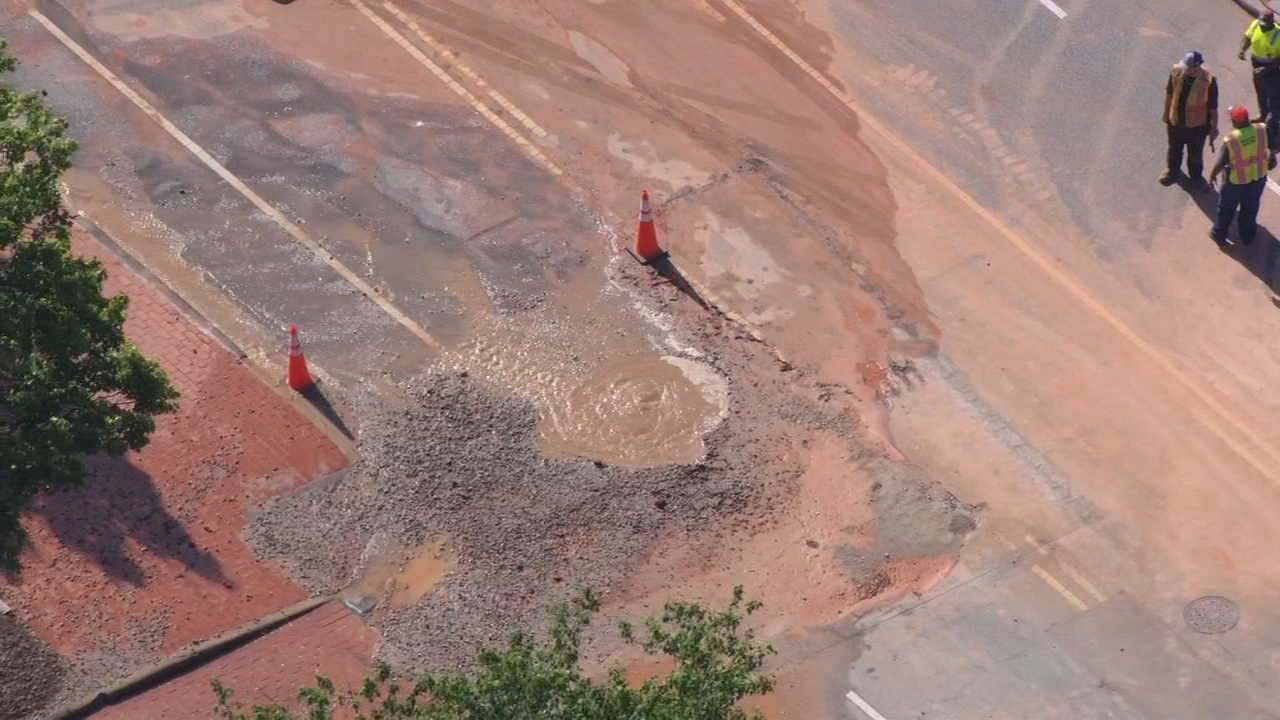 MURO/Diggin’ Island Breaks/House breaks Main break sends water gushing out onto home in Edison - YouTube