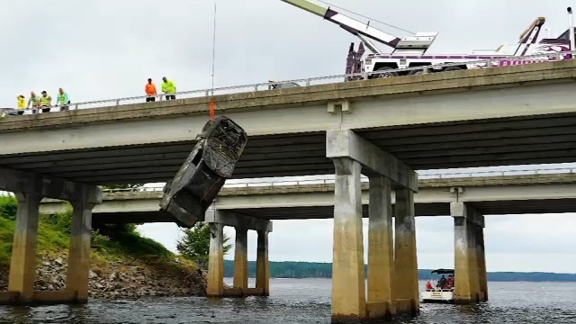 Car pulled out of water at Jordan Lake
