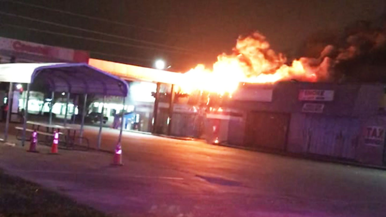 2-alarm fire breaks out at convenience store