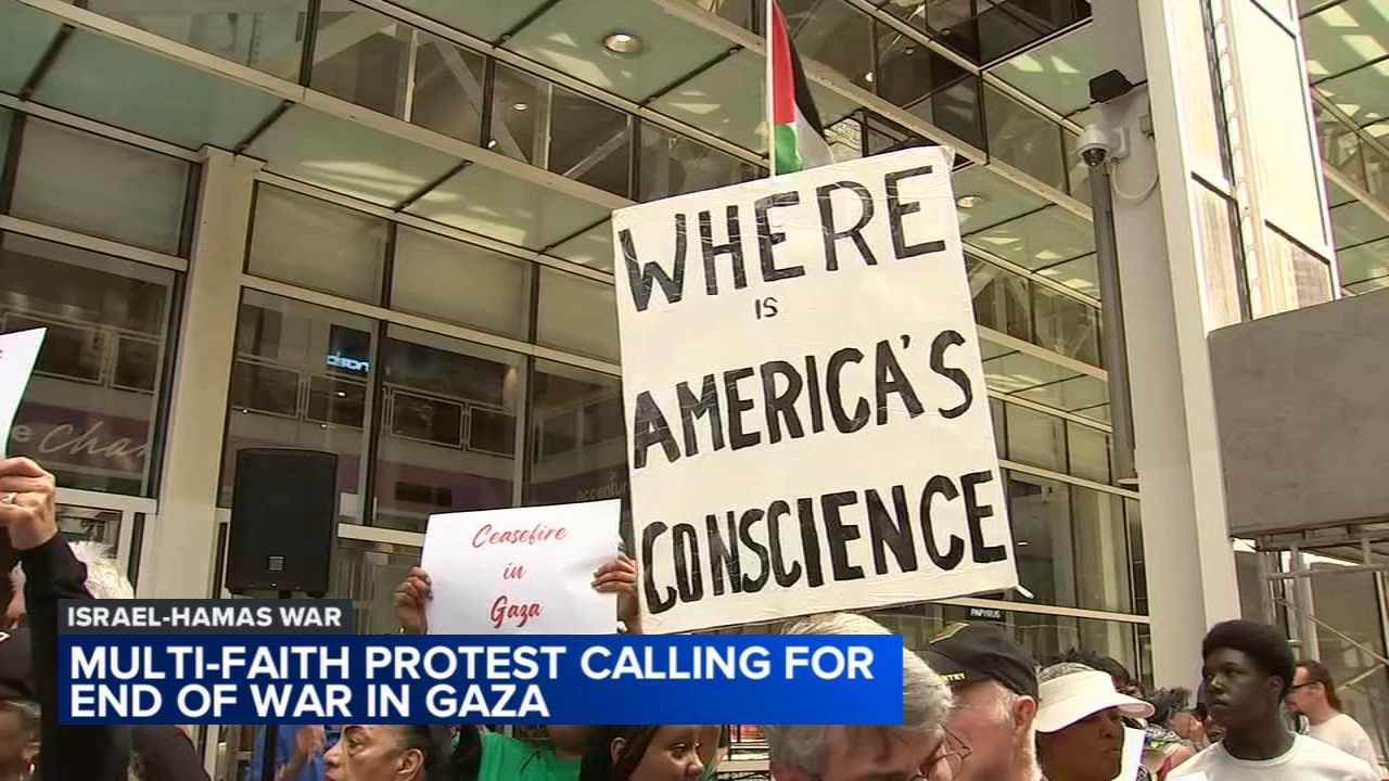 Rev. Pfleger leads multi-faith protest outside Israeli Consulate