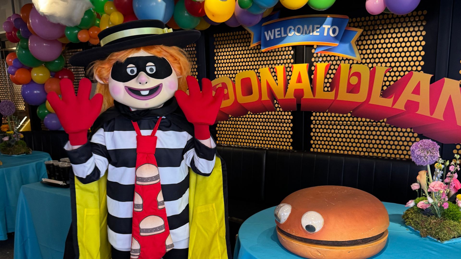 Postavy včetně Hamburglar se zúčastnily tiskového náhledu McDonaldland Meal na Manhattanu na Thurday. Byla vystavena hamburgerová záplata z reklamy ze sedmdesátých let.