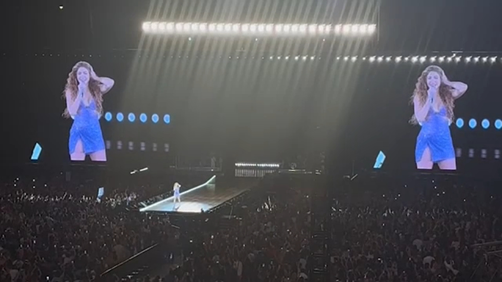 Thousands brave triple digits and long lines to see Shakira at Valley Children's Stadium