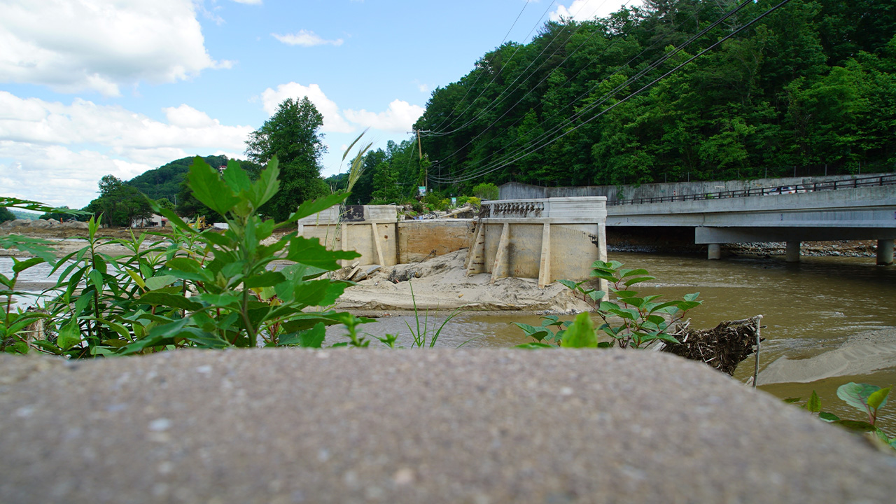 Una strada si conclude improvvisamente sull'intenso ponte di fioritura danneggiato martedì 13 maggio 2025 sul lago NC.